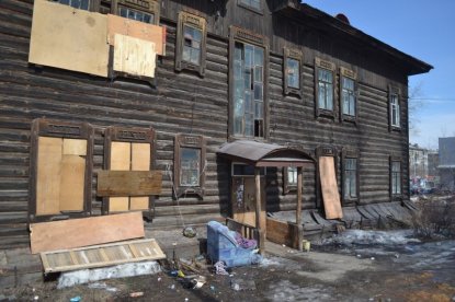 Жильцы заняли оборону в старом доме в центре Новосибирска